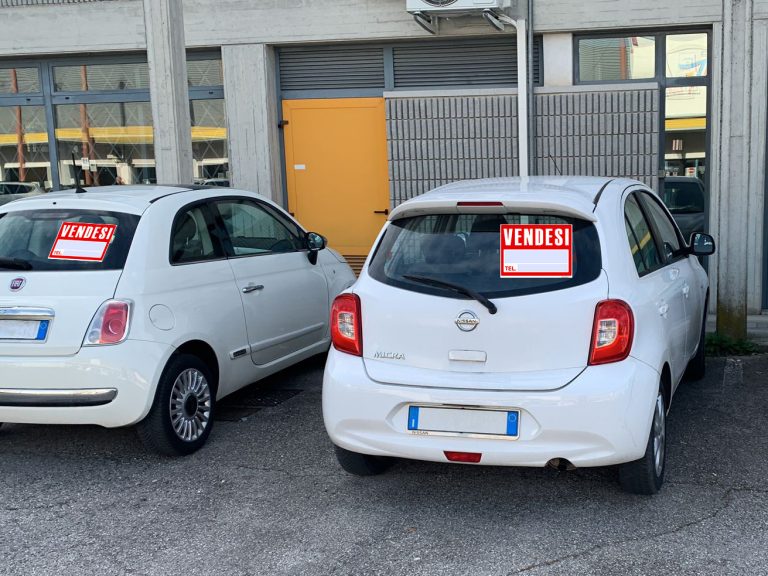 foto auto usate senza targhe con cartello vendesi